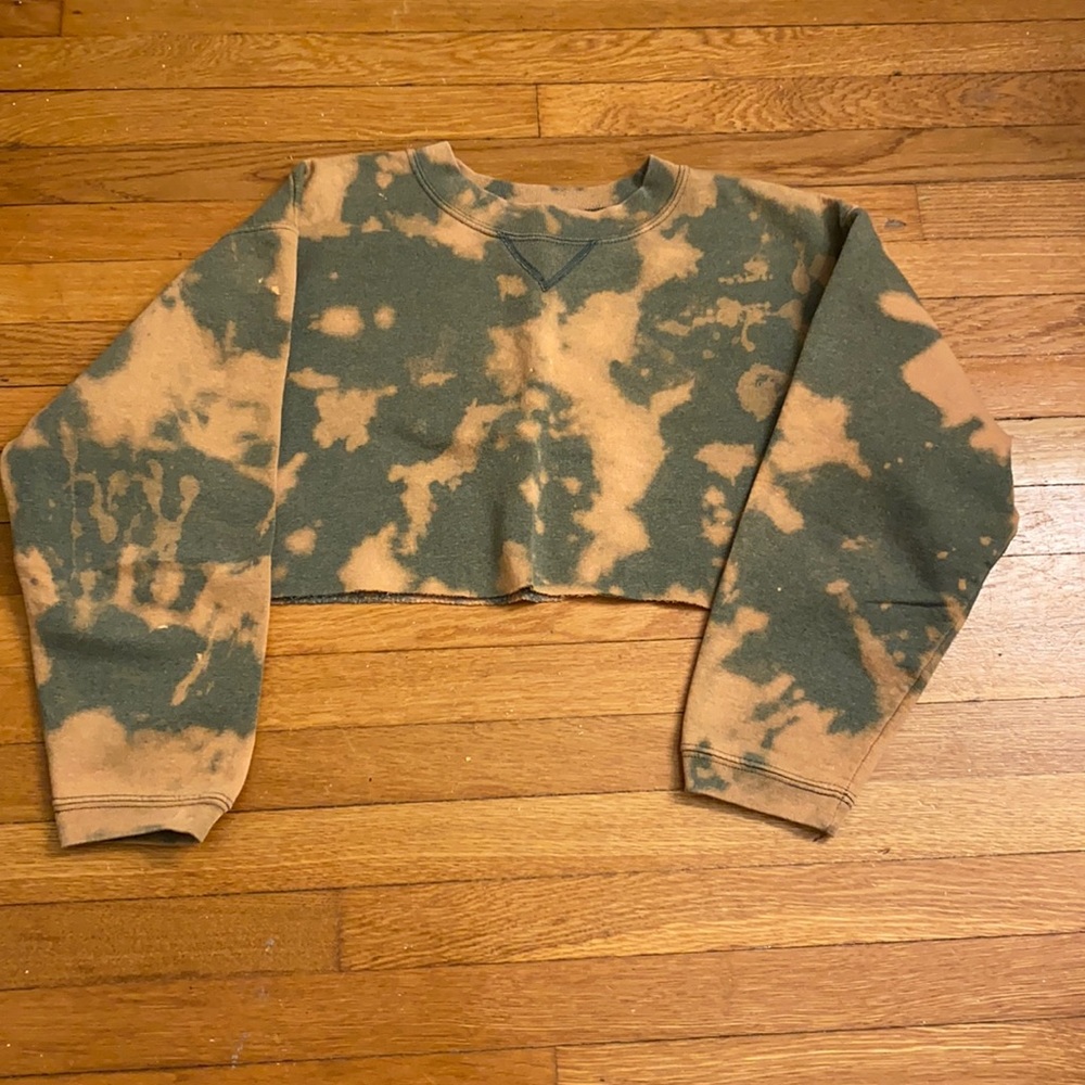 Acid Washed and Cropped Sweatshirt